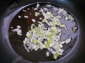 锅热油，放入葱蒜末爆香