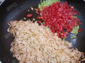 放入青红椒末翻炒断生