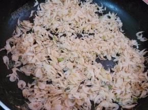 翻炒至虾皮颜色发黄变干