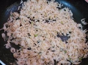 翻炒至虾皮颜色发黄变干