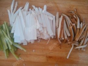 将杏鲍菇 青椒 五香干分别切丝