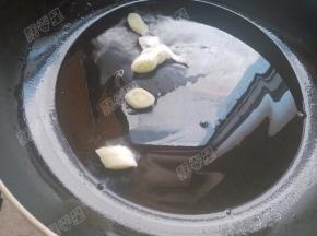 锅热油，爆香葱段