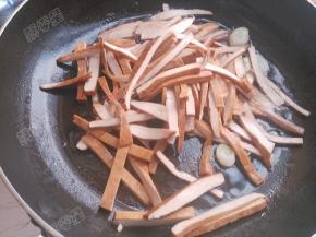 放入五香干煸炒至颜色发黄