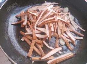 放入五香干煸炒至颜色发黄