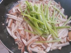 放入青椒翻炒断生