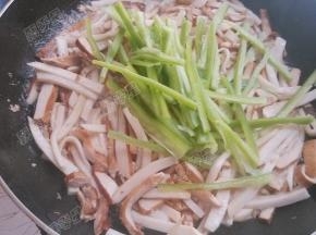 放入青椒翻炒断生