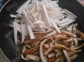 放入杏鲍菇翻炒