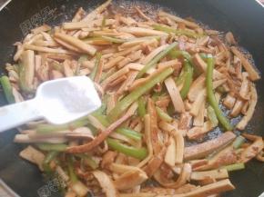 最后放入盐、鸡精即可