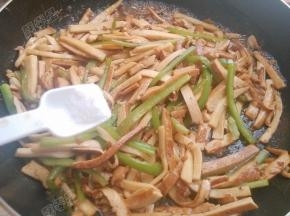 最后放入盐、鸡精即可