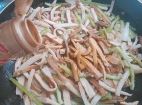 加入生抽翻炒均匀