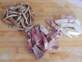 腊肉肥瘦分开，豆腐干切得段