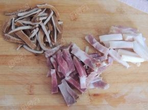腊肉肥瘦分开，豆腐干切得段