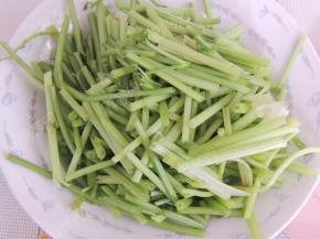 芹菜摘洗干净切段