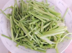 芹菜摘洗干净切段