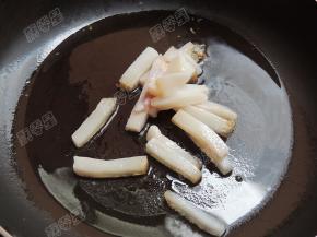 锅中放一点油，然后放入肥肉部分煸炒出油