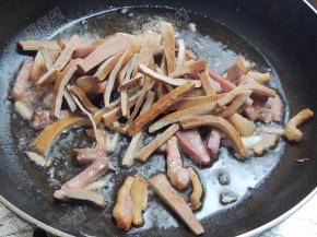 放入豆腐干翻炒