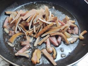 放入豆腐干翻炒