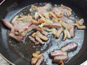 放入姜丝煸炒变色