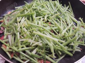 放入芹菜翻炒