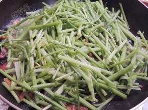 放入芹菜翻炒