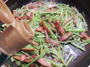 加入生抽翻炒均匀，最后调味即可