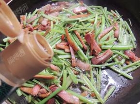 加入生抽翻炒均匀，最后调味即可