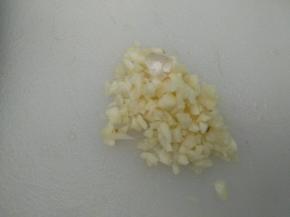 大蒜剁蒜蓉。
