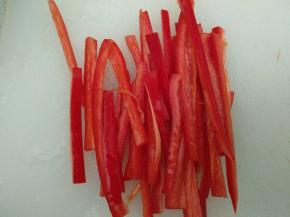 红椒洗净去籽切成丝。