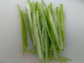 青椒洗净去籽切成丝。