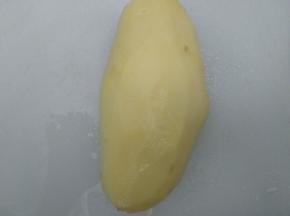 土豆去皮。