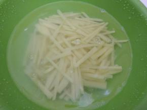 浸泡清水洗去淀粉。