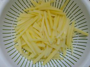 捞出过凉沥干。