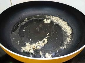 热锅倒入适量植物油烧八成热，放入大蒜爆香。