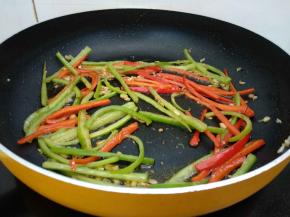 倒入青红椒翻炒至快熟。
