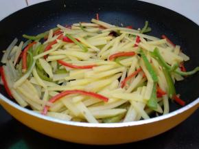 倒入土豆丝翻炒均匀。