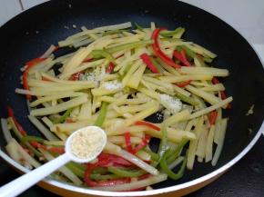 加入1小勺鸡精，翻炒均匀即可出锅。