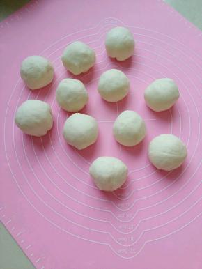 把发好的面团排气，分成小份。