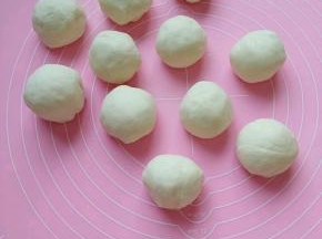 把发好的面团排气，分成小份。