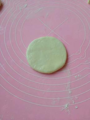 擀成圆形片，刷上一层油。