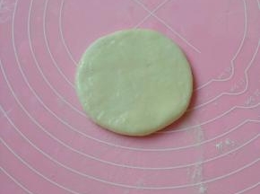 擀成圆形片，刷上一层油。
