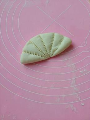 用干净的梳子压出痕(如图