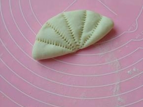 用干净的梳子压出痕(如图