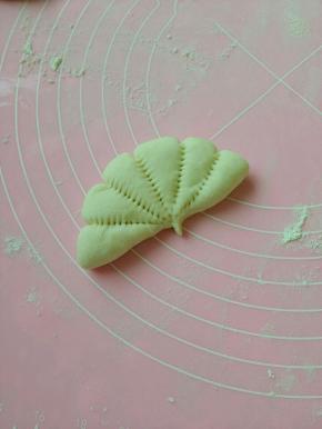 再用刀背把压痕的地方朝里推一点(这一步可省略，更好看些而已)