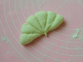 再用刀背把压痕的地方朝里推一点(这一步可省略，更好看些而已)