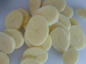 土豆去皮切薄片。