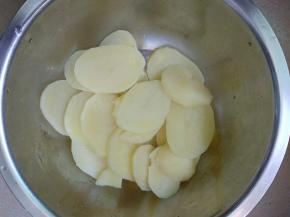 盛入碗里放凉。