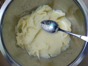 用勺子碾压成泥。