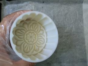 模具抹少许植物油防粘。