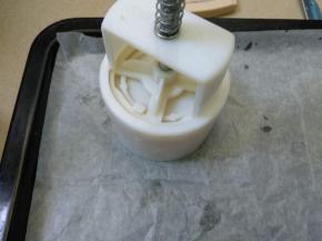 倒扣在烤盘，轻轻地往下压。