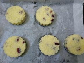 扣出月饼形状。